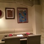 トラットリア コルポ デラ ストレーガ - 店内　壁にイタリアワイン地図