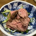 自由軒 - お通し：ローストビーフ大葉と胡瓜の千切り添えて