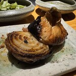 コウシキャンプ - 季節野菜の薪ロースト 新玉ねぎ×生ハムとニンニクオイル