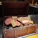 コウシキャンプ - スペシャルミートは宝箱入り！