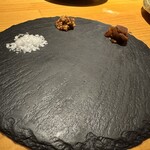 コウシキャンプ - お肉をいただく小皿。塩と粒マスタードとニンニクの醤油漬け