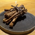 コウシキャンプ - お通しの食べられる薪(乾燥した味付きゴボウ)