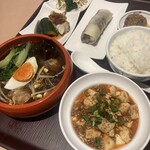 中華美食 心勇 - ◆今週のおまかせランチ 1,500円税込
      麻辣湯/北京ダック春巻/麻婆豆腐/中華餅米副菜/
      アワビ&ピータン添え/豆腐干絲&青菜添え/ライス
      