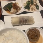 中華美食 心勇 - アワビ&ピータン.胡瓜添え/豆腐干絲&青菜添え
      中華餅米チマキなどの副菜がクォリティ高い！