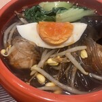 中華美食 心勇 - 麻辣湯は五香粉が鼻腔をくすぐり
      魚肉つみれ.青菜.キクラゲ.豆もやし入り
      春雨麺がスープにサラリと絡む
      
      