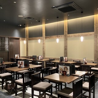 《全64席》落ち着きある広々とした空間。カウンター席も完備！