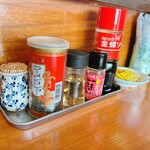 ちゃんぽん慶造 - 卓上に味変部隊あり
金蝶ソースもありますよ♬