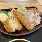 食堂倶楽部よしび - 左からクリームコロッケ、エビフリャー、よしびザンキ、ミニトンカツ