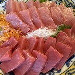 みなと市場 小松鮪専門店 - おうちごはんです。私がカット盛り付けました。↑がメバチマグロで↓が本鮪の共に赤身！ツマもお願いして付けてくださりありがとうございます。