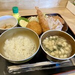 食堂倶楽部よしび - ワシの場合、ミニ豚カツと海老フリャーは要らんかも知んない´д` ;