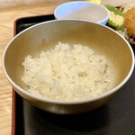 食堂倶楽部よしび - ご飯2口はチャンと2口