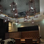 GINZA 過門香 - 店内(鳥籠がたくさん吊るされてます)