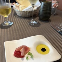 IL PINOLO 銀座 - 前菜のいちごと生ハムとパン用のオリーブオイル