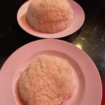 レブステーキ - ライス普通盛りと奥は大盛り