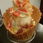 テラスねギま - ワッフルコーンパフェいちご味 330円