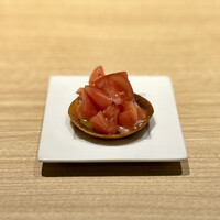 RISTORANTE IL NODO - タルト生地強くて薄くてパリッパリ！
                    このタルトいいわね！！！
                    オシャレな草の味して良い！
                    トマトも美味しい！