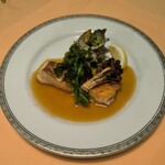 ステーキハウス キッチンリボン - サーモンのムニエル、サザエのガーリックバター焼き