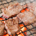 牛タン炭火焼仁 - 炭火焼き上ハラミ　焼きシーン
