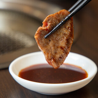 自慢の特製ダレが決め手！3種類から選んだお好みの味で焼肉を