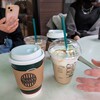 タリーズコーヒー - ホットは蓋とカバーつき、アイスはプラ容器