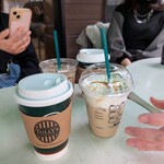 タリーズコーヒー - ホットは蓋とカバーつき、アイスはプラ容器