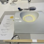 Parado - 立ち上がり、“カリフラワーのカプチーノ仕立てスープ”。メチャクチャ上品で春の香り満載の爽やかなスープ。掴みOKの一皿です！