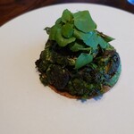 Florilege - 山菜のタルト。コゴミ下にタルト、上には鮮やかな緑のクレソン。