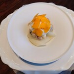 Florilege - ハマグリとウドを使った前菜、レモンのソルベを添えて。鮮やかな花弁に見えるのはカラスミ。