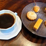 Florilege - フィナンシェや白豆にシナモン、アプリコット味の小菓子。