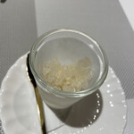 Parado - “お口直し”。柚シャーベット。コース料理としては品数が少ないにも関わらず、肉料理の前にこの一腕。こう言う所にシェフの心意気と丁寧さを感じます。