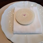 Florilege - お米を使った薄いチップに甘酒や桜を使ったクリームのデザート。