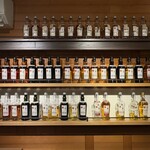 日の丸ウイスキー 石岡 Tasting Room - カウンターの目の前は 沢山のボトル