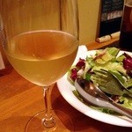 ラ チベッタビアンカ - 白ワインとグリーンサラダ