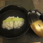 日本料理 晴山 - 鱧のお椀　お椀の蓋には、蛍の柄が