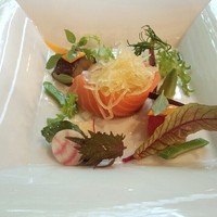 芦屋フレンチ北じま - 自家製スモークサーモンとケンサキイカ、黒豆、イトカボチャを中央に
                (大根、アカオクラ、オカヒジキ、ミニオクラ、水茄子、ミニトマト、ビーツ、きゅうり、ポリンティ、うずまきビーツ、赤紫蘇、ナタマメ