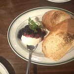 ヤネウラ - クリチーとブルーベリーソースをバゲットに付けて