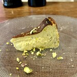 TRE CULI - ピスタチオのバスクチーズケーキ