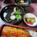 行田屋 - 肝吸いとお新香付き