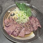 動物園通り もつ肉店 - 炙りレバーは軽く自分で炙るスタイル