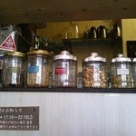 イーマサラ - カウンター上のポットにはスパイス。