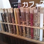 イーマサラ - カウンター上にディスプレイされたスパイス。