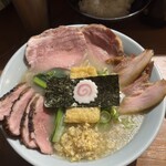 いかれたヌードル フィッシュトンズ - 京鴨とLYB豚のパワフルジンジャー炭火塩らーめん