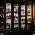 バー エグザゴーヌ - LEDライトを駆使したグラス棚