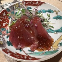 鮨 若尊 - 宮崎の初ガツオ 新玉ねぎ醤油かけ