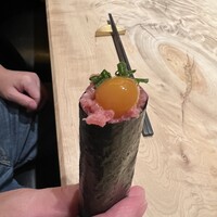 鮨 若尊 - 本鮪の葱入り手巻き 鶉の卵の醤油漬けのせ
