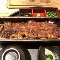 うなぎ四代目菊川 ミッドランドスクエア 名古屋本店 - 特製の器に佇む一尾まるごとの鰻  香ばしくて美味しい