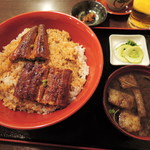 双葉 - みんながっつりと鰻を食べたい気分だったので、
      ここはふんぱつして、特上鰻丼2875円を注文。
      赤だし335円と燻製サラダ985円もお願いしました。