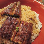 双葉 - さすがは特上鰻丼だね～
      洗面器みたいな丼が出てきてびっくり。
      特上は鰻が1尾分使われてるんだけど、
      写真だと少ないよね。
      残りの鰻はご飯の中に埋まってるんだよ。