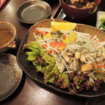 双葉 - 燻製サラダは初めて食べたんだけど、
      イタリアンサラダっぽい感じで、
      燻製された鰻ととっても良く合ってます。
      ビールがすすむな～♪