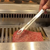 焼肉うしごろ 横浜店 - ザブトンのすき焼き
                      お店の方に焼いてもらいます♪